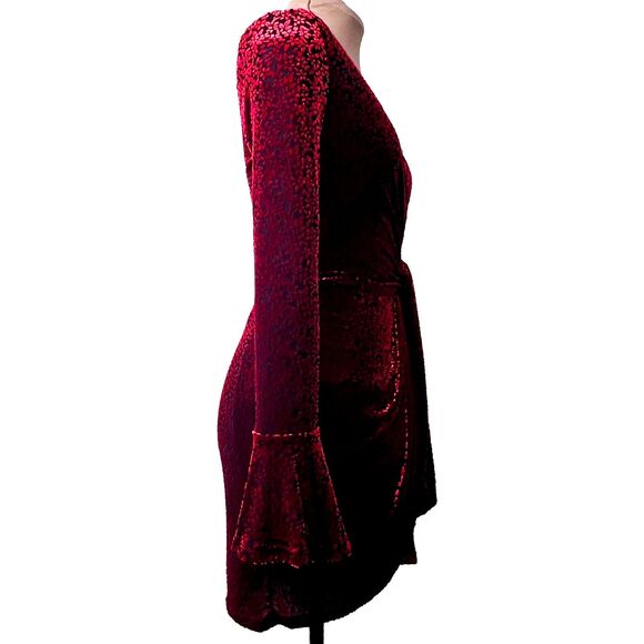 C/MEO Breakthrough Velvet Long Sleeve Tie Front Dress in Black and Red Medium - Picture 3 of 14